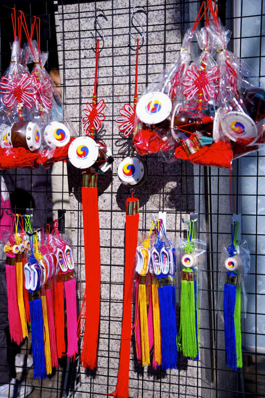 无人,商店,竖图,室外,特写,白天,正面,购物,消费,静物,朝鲜,韩国,亚洲,许多,吊挂,悬挂,装饰,很多,挂,商铺,饰品,金融,华丽,修饰,点缀,选购,贸易,东亚,衬托,美观,雅致,雅观,血拼,大韩民国,市肆,商号,朝鲜半岛,朝鲜民主主义人民共和国,韩半岛,彩图,店铺