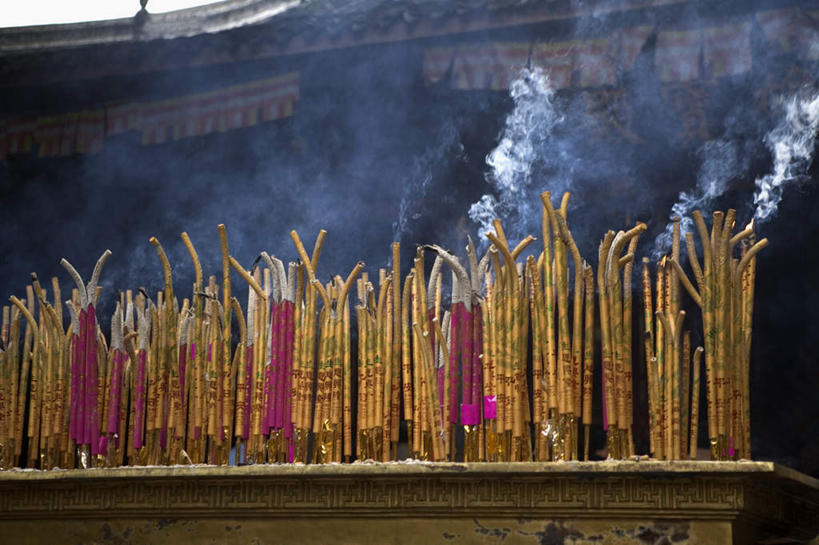 无人,寺庙,横图,室外,白天,正面,旅游,度假,名胜古迹,标志建筑,地标,建筑,蜡烛,中国,亚洲,节日,遗迹,烟雾,古迹,文化,文物,娱乐,建设,古建筑,佛香,香烛,庙宇,祈祷,享受,休闲,健康,旅游胜地,放松,许愿,宗教,佛教,信仰,四川省,纪念,祈求,古文明,东亚,四川,乐山,中华人民共和国,西南地区,川,乐山市,释教,平安,彩图,庙,寺