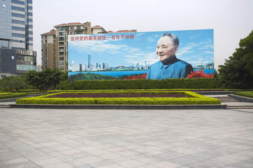东方人,一个人,无人,高楼大厦,横图,室外,白天,正面,民族服装,度假,草地,草坪,美景,植物,城市风光,标志建筑,城市,大厦,地标,建筑,摩天大楼,深圳,中国,亚洲,仅一个男性,仅一个人,仅一个中年男性,阴影,光线,邓小平,影子,景观,建筑群,注视,黄种人,娱乐,建设,草,树,树木,蓝色,绿色,蓝天,天空,阳光,自然,天,观察,看,享受,休闲,景色,放松,生长,晴朗,成长,观看,察看,领导,关注,东亚,广东,广东省,荔枝公园,万里无云,中华人民共和国,华南地区,粤,深圳市,军事家,政治家,革命家,外交家,福田区,男人,男性,中年男性,亚洲人,晴空,晴空万里,半身,彩图,传统服装,民俗服,大楼,高层建筑,高楼,摩天楼,无产阶级革命家,邓希贤,邓先圣,邓小平画像