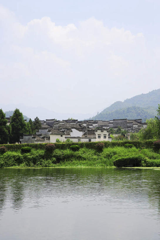 无人,家,竖图,室外,白天,正面,旅游,度假,黄山,河流,名胜古迹,山,山脉,树林,水,植物,标志建筑,地标,建筑,西递,中国,亚洲,阴影,遗迹,光线,影子,房屋,屋子,河水,山峰,水流,云,云朵,建筑群,山峦,云彩,古迹,文物,娱乐,建设,古建筑,楼房,民居,住宅,树,树木,蓝色,绿色,白云,蓝天,天空,阳光,自然,群山,天,享受,休闲,旅游胜地,放松,生长,晴朗,成长,古文明,东亚,安徽,安徽省,黄山市,黟县,中华人民共和国,华东地区,皖,西递村,晴空,彩图,房子,徽派建筑,徽派民居