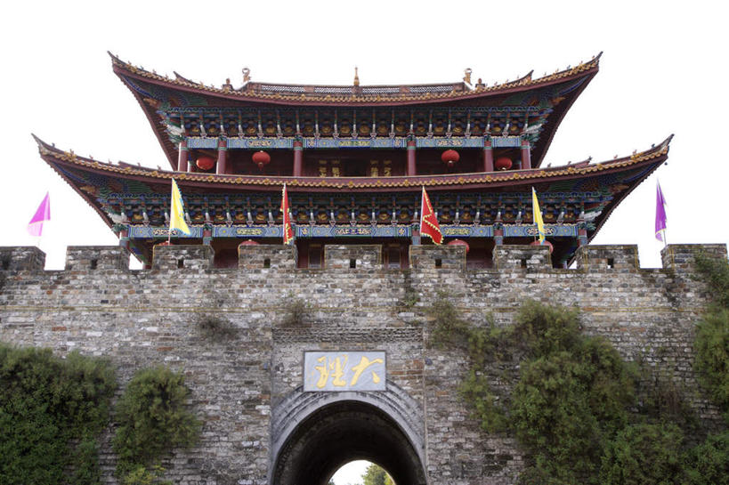 无人,横图,室外,白天,仰视,旅游,度假,名胜古迹,植物,标志建筑,地标,建筑,旗帜,照明,大理,中国,亚洲,遗迹,灯笼,纸灯笼,堡垒,城堡,墙,拱门,古迹,文物,娱乐,旗子,建设,城墙,古建筑,云南,墙壁,墙面,树,树木,绿色,自然,灯具,享受,休闲,旅游胜地,放松,生长,成长,照亮,照明设备,要塞,古文明,东亚,云南省,中华人民共和国,西南地区,旌旗,旗号,滇,大理州,大理白族自治州,设防,彩图,低角度拍摄