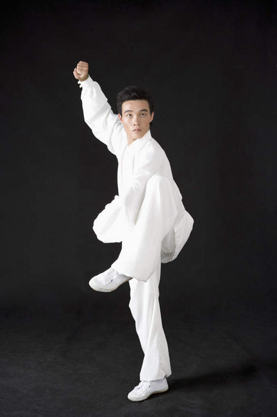 东方人,一个人,站,举,竖图,室内,白天,正面,锻炼,运动,武术,亚洲,仅一个男性,仅一个人,阴影,黑色背景,服装,反射,影子,注视,黄种人,仅一个年轻男性,衣服,白色,观察,看,托,站着,摄影,服饰,影棚,观看,察看,衣着,穿着,关注,武功,衣饰,体育,男人,男性,年轻男性,亚洲人,举起,举手,举着,向上举,向上伸,向上托,站立,彩图,全身,影棚拍摄,健身,拍摄,练功服