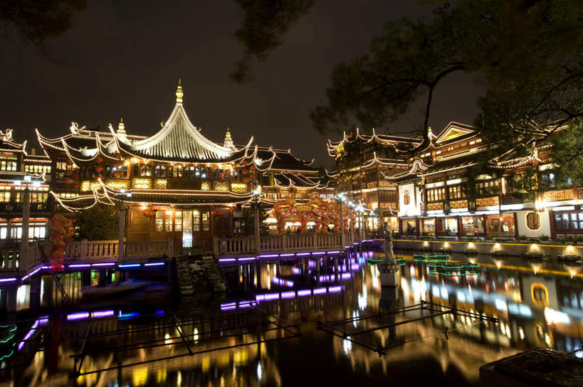 无人,寺庙,栏杆,横图,室外,夜晚,正面,旅游,度假,名胜古迹,植物,窗户,标志建筑,地标,建筑,夜景,上海,中国,亚洲,节日,遗迹,光线,瓦片,影子,屋顶,池塘,水池,围栏,灯光,燃烧,顶棚,瓦,古迹,文化,文物,娱乐,建设,古建筑,护栏,玻璃窗,树,树木,绿色,倒影,自然,香火,庙宇,城隍庙,祈祷,享受,休闲,健康,旅游胜地,放松,许愿,宗教,建造,信仰,生长,成长,纪念,祈求,申,倒映,黄浦区,古文明,东亚,屋瓦,上海市,中华人民共和国,沪,华东地区,反照,老城隍庙,平安,彩图,庙,寺