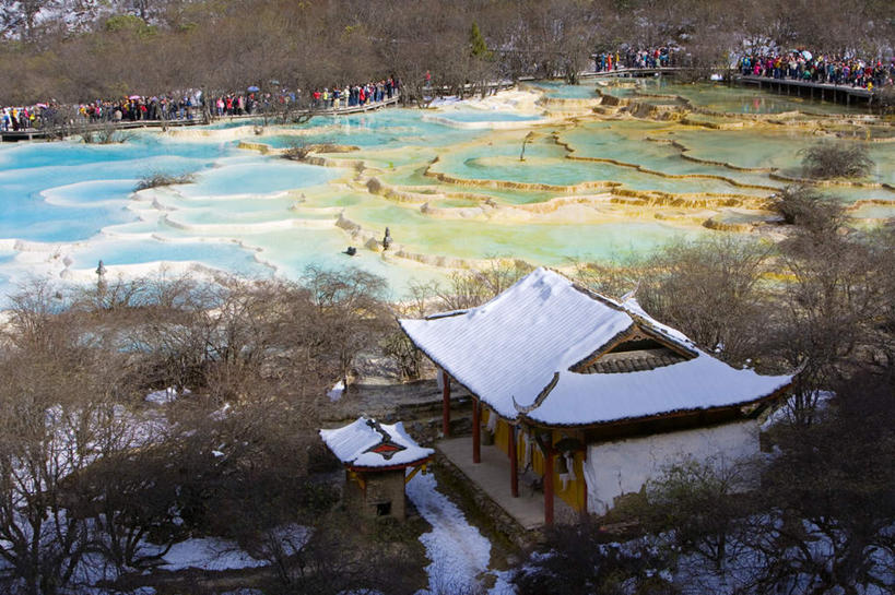 东方人,公园,站,走,横图,俯视,室外,白天,旅游,度假,美景,水,雪,植物,大雪,建筑,中国,亚洲,行人,游客,游人,阴影,服装,光线,瓦片,液体,影子,屋顶,积雪,景观,水滴,雪景,冬季,冬天,许多人,顶棚,瓦,注视,休闲装,黄种人,娱乐,路人,旅客,树,树木,衣服,绿色,阳光,自然,观察,看,站着,一群人,享受,休闲,休闲服,景色,放松,寒冷,建造,服饰,四川省,生长,成长,观看,察看,国家公园,关注,自然风光,屋瓦,四川,中华人民共和国,西南地区,严寒,川,松潘县,五彩池,过客,黄龙国家地质公园,松州,男人,男性,女人,女性,中年男性,中年女性,亚洲人,步行,散步,站立,走路,半身,彩图,高角度拍摄,钙华彩池