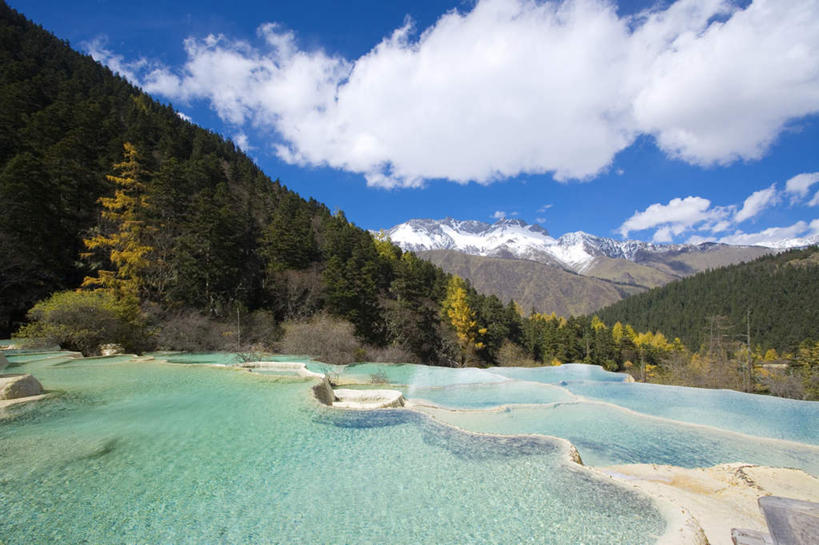 无人,公园,横图,室外,白天,仰视,旅游,度假,石头,美景,森林,山,山脉,树林,植物,中国,阴影,光线,石子,影子,池塘,景观,山峰,水池,云,云朵,山峦,云彩,娱乐,树,树木,蓝色,绿色,白云,蓝天,天空,阳光,自然,群山,天,享受,休闲,景色,放松,四川省,生长,晴朗,成长,国家公园,自然风光,四川,中华人民共和国,西南地区,川,松潘县,五彩池,黄龙国家地质公园,松州,石块,岩石,晴空,彩图,低角度拍摄,钙华彩池