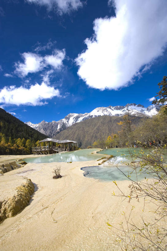 无人,公园,竖图,室外,白天,仰视,旅游,度假,美景,山,雪,雪山,植物,大雪,中国,亚洲,阴影,光线,影子,冰,池塘,积雪,景观,山峰,水池,雪景,云,云朵,冬季,冬天,山峦,云彩,娱乐,树,树木,蓝色,绿色,白云,蓝天,天空,阳光,自然,天,享受,休闲,景色,放松,寒冷,四川省,生长,晴朗,成长,冰冷,国家公园,自然风光,东亚,四川,中华人民共和国,西南地区,严寒,川,黄龙风景名胜区,松潘县,冰凉,酷寒,凛冽,凛凛,极冷,黄龙国家地质公园,松州,晴空,彩图,低角度拍摄,娑萝映彩池