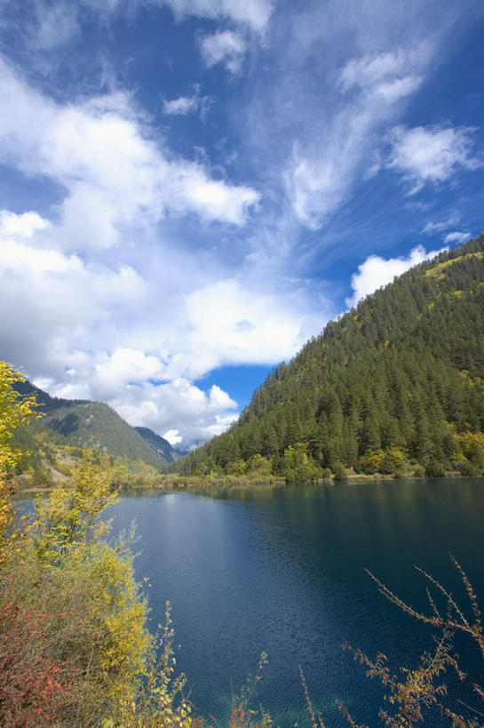 无人,竖图,室外,白天,正面,旅游,度假,湖,湖泊,美景,森林,山,山脉,树林,水,植物,九寨沟,中国,亚洲,阴影,波纹,光线,影子,湖面,景观,山峰,水流,水面,云,云朵,涟漪,山峦,云彩,娱乐,树,树木,蓝色,绿色,白云,倒影,蓝天,水纹,天空,阳光,自然,波浪,湖水,群山,天,享受,休闲,景色,放松,四川省,生长,晴朗,成长,倒映,自然风光,东亚,四川,阿坝,中华人民共和国,水晕,西南地区,阿坝藏族羌族自治州,阿坝州,川,九寨沟县,反照,九寨沟风景名胜区,漳扎镇,晴空,彩图,树正沟,犀牛海,九寨沟风景区,四川九寨沟风景名胜区