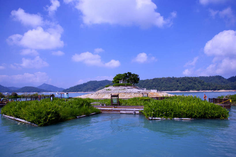 无人,横图,室外,白天,正面,旅游,度假,草地,草坪,湖,湖泊,美景,山,山脉,水,植物,日月潭,台湾,中国,亚洲,阴影,波纹,光线,影子,湖面,景观,山峰,水流,水面,云,云朵,涟漪,山峦,云彩,娱乐,草,蓝色,绿色,白云,倒影,蓝天,水纹,天空,阳光,自然,波浪,湖水,群山,天,享受,休闲,景色,放松,晴朗,倒映,自然风光,东亚,南投县,鱼池乡,港澳台,中华人民共和国,水晕,台湾省,反照,南投,日月潭国家风景区,晴空,彩图,台