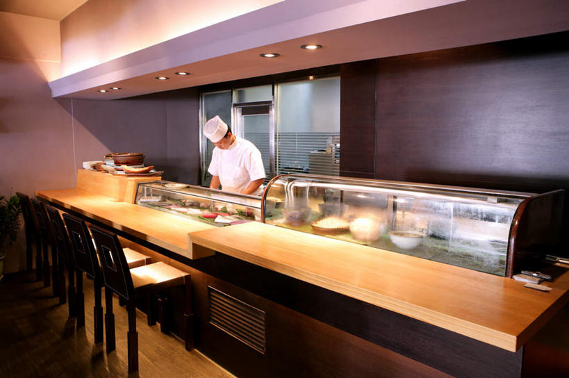 东方人,一个人,厨师,餐厅,站,横图,室内,白天,正面,工作服,制服,烹饪,柜子,桌面,桌子,帽子,玻璃,照明,亚洲,仅一个男性,仅一个人,仅一个中年男性,握,阴影,光线,木制,影子,灯光,日本料理,料理,食品,注视,黄种人,菜肴,美食,顶灯,货架,玻璃制品,灯,食物,木制品,灯具,日式料理,低头,观察,看,站着,日式,展示,握着,佳肴,观看,照亮,察看,照明设备,储存,关注,厨师帽,展现,一顶,陈列柜,工作制服,储备,蕴藏,贮备,男人,男性,中年男性,亚洲人,厨师长,厨子,大厨,主厨,站立,彩图,全身,工作套服,餐馆,饭店,饭馆,贮存