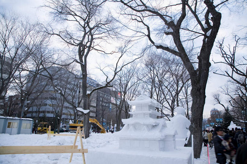 东方人,家,站,横图,室外,白天,正面,度假,美景,植物,城市风光,城市,雕塑,北海道,日本,亚洲,行人,游客,游人,服装,艺术,装饰,雕刻,雕像,房屋,屋子,景观,公寓,许多人,黄种人,娱乐,洋房,楼房,路人,旅客,住宅,树,树木,衣服,绿色,自然,工艺品,站着,一群人,享受,休闲,景色,放松,服饰,生长,成长,纪念,美术,衣着,穿着,冰雕,主题,陈列,东亚,札幌,大通公园,日本国,北海道地方,北海道岛,功能,美学,县厅,衣饰,过客,男人,男性,年轻男性,年轻女性,女人,女性,亚洲人,站立,半身,彩图,房子,札幌市