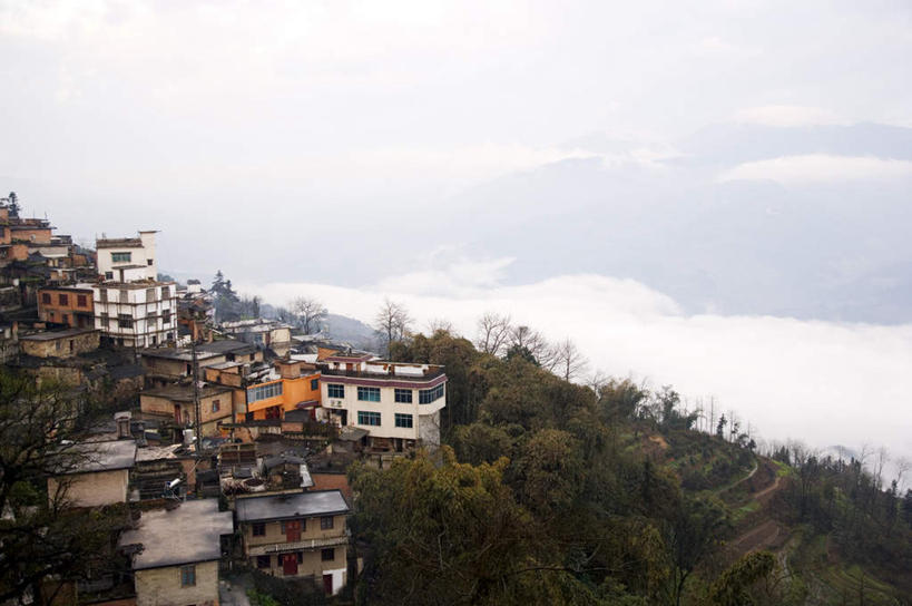 无人,家,横图,俯视,室外,白天,旅游,度假,美景,树林,植物,雾,建筑,中国,亚洲,朦胧,模糊,瓦片,房屋,屋顶,屋子,景观,云,云朵,公寓,云彩,顶棚,瓦,娱乐,洋房,楼房,云南,住宅,树,树木,绿色,白云,自然,享受,休闲,景色,放松,建造,生长,成长,迷雾,自然风光,东亚,屋瓦,元阳,云南省,中华人民共和国,西南地区,滇,红河,红河州,红河哈尼族彝族自治州,元阳县,大雾,彩图,高角度拍摄,房子,新街镇