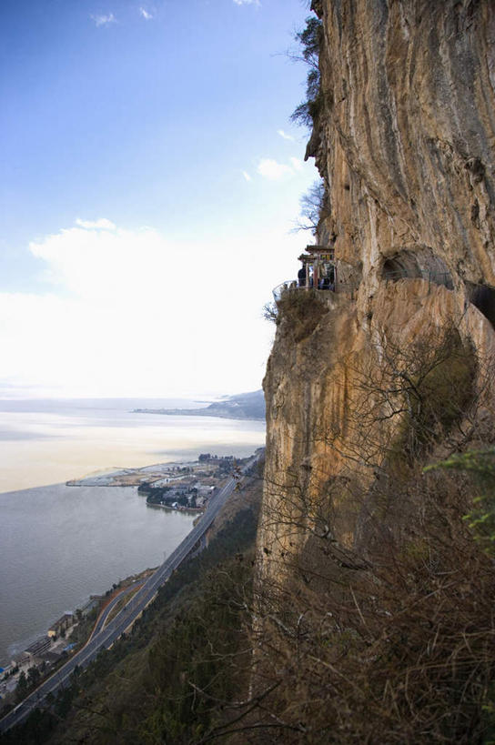 无人,竖图,俯视,室外,白天,旅游,度假,湖,湖泊,石头,美景,山,山脉,水,昆明,中国,亚洲,阴影,波纹,光线,石子,影子,湖面,景观,山峰,水流,水面,悬崖,云,云朵,涟漪,山峦,云彩,娱乐,云南,蓝色,白云,倒影,蓝天,水纹,天空,阳光,自然,波浪,湖水,群山,天,享受,休闲,景色,放松,晴朗,淡水湖,倒映,自然风光,昆明市,东亚,沉积岩,云南省,滇池,昆明湖,中华人民共和国,省会,水晕,西南地区,绝壁,滇,反照,水成岩,石块,岩石,晴空,彩图,高角度拍摄,昆明池