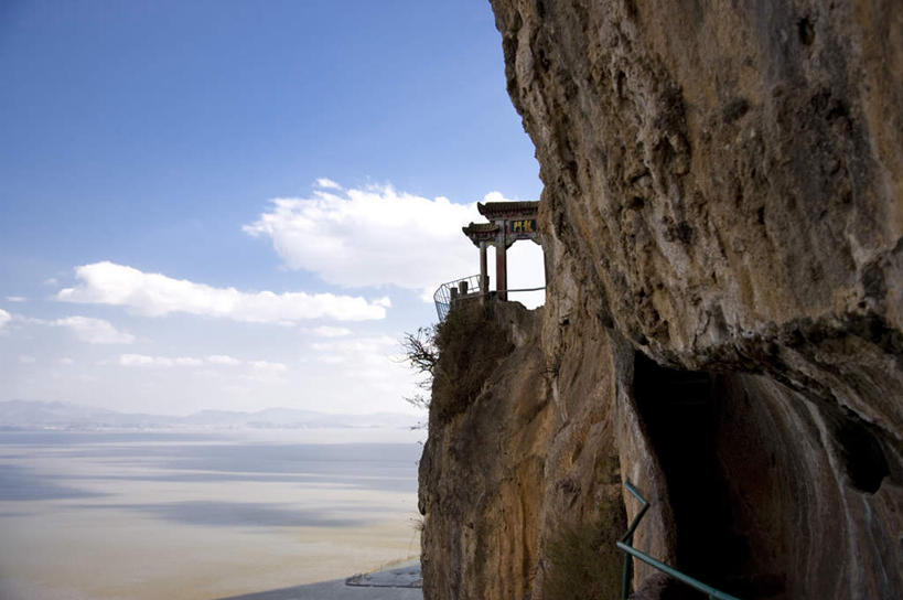 无人,横图,俯视,室外,白天,旅游,度假,湖,湖泊,石头,美景,山,山脉,水,昆明,中国,亚洲,阴影,波纹,光线,石子,影子,湖面,景观,山峰,水流,水面,悬崖,云,云朵,涟漪,山峦,云彩,娱乐,云南,蓝色,白云,倒影,蓝天,水纹,天空,阳光,自然,波浪,湖水,群山,天,享受,休闲,景色,放松,晴朗,淡水湖,倒映,自然风光,昆明市,东亚,沉积岩,云南省,滇池,昆明湖,中华人民共和国,省会,水晕,西南地区,绝壁,滇,反照,水成岩,石块,岩石,晴空,彩图,高角度拍摄,昆明池