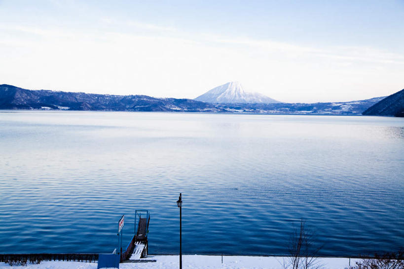 无人,横图,室外,白天,正面,旅游,度假,湖,湖泊,石头,美景,山,水,雪,雪山,大雪,北海道,日本,亚洲,阴影,波纹,光线,石子,影子,冰,湖面,积雪,景观,山顶,山峰,水流,水面,雪景,云,云朵,冬季,冬天,涟漪,山峦,云彩,娱乐,蓝色,白云,倒影,蓝天,水纹,天空,阳光,自然,波浪,湖水,天,享受,休闲,景色,放松,寒冷,晴朗,冰冷,倒映,自然风光,东亚,日本国,洞爷湖,水晕,北海道地方,北海道岛,严寒,冰凉,酷寒,凛冽,凛凛,极冷,颠峰,极峰,反照,火山口湖,支笏洞爷国立公园,石块,岩石,晴空,彩图