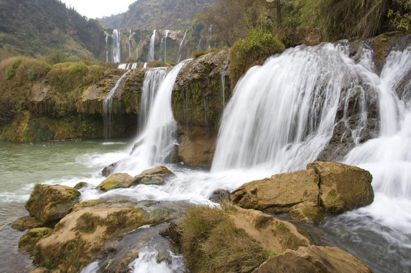 无人,横图,室外,白天,正面,旅游,度假,草地,草坪,河流,石头,美景,瀑布,山,山脉,水,植物,中国,亚洲,飞溅,溅,石子,液体,河水,景观,山峰,水滴,水流,山峦,娱乐,云南,水珠,草,树,树木,绿色,自然,群山,享受,休闲,景色,放松,生长,成长,喷洒,自然风光,东亚,罗平,云南省,九龙瀑布,曲靖市,曲靖,罗平县,中华人民共和国,西南地区,滇,跌水,石块,岩石,彩图