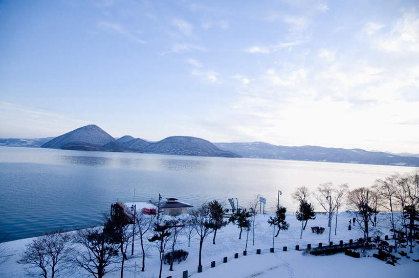 无人,横图,室外,白天,正面,旅游,度假,湖,湖泊,美景,山,水,雪,雪山,植物,大雪,北海道,日本,亚洲,阴影,波纹,光线,影子,冰,湖面,积雪,景观,山峰,水流,水面,雪景,云,云朵,冬季,冬天,涟漪,山峦,云彩,娱乐,树,树木,蓝色,绿色,白云,倒影,蓝天,水纹,天空,阳光,自然,波浪,湖水,天,享受,休闲,景色,放松,寒冷,生长,晴朗,成长,冰冷,倒映,自然风光,东亚,日本国,洞爷湖,水晕,北海道地方,北海道岛,严寒,冰凉,酷寒,凛冽,凛凛,极冷,反照,火山口湖,支笏洞爷国立公园,晴空,彩图