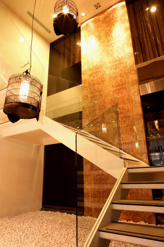 无人,餐厅,栏杆,竖图,室内,白天,仰视,楼梯,照明,吊挂,悬挂,阴影,光线,壁灯,扶手,影子,阶梯,墙,灯光,鸟笼,挂,护栏,墙壁,墙面,台阶,灯,灯具,照亮,照明设备,彩图,低角度拍摄,餐馆,饭店,饭馆