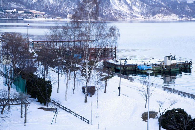 无人,横图,俯视,室外,白天,旅游,度假,湖,湖泊,美景,山,水,雪,雪山,植物,大雪,北海道,日本,亚洲,阴影,波纹,光线,影子,冰,湖面,积雪,景观,山峰,水流,水面,雪景,冬季,冬天,涟漪,山峦,娱乐,树,树木,绿色,倒影,水纹,阳光,自然,波浪,湖水,享受,休闲,景色,放松,寒冷,生长,成长,冰冷,倒映,自然风光,东亚,日本国,洞爷湖,水晕,北海道地方,北海道岛,严寒,冰凉,酷寒,凛冽,凛凛,极冷,反照,火山口湖,支笏洞爷国立公园,彩图,高角度拍摄