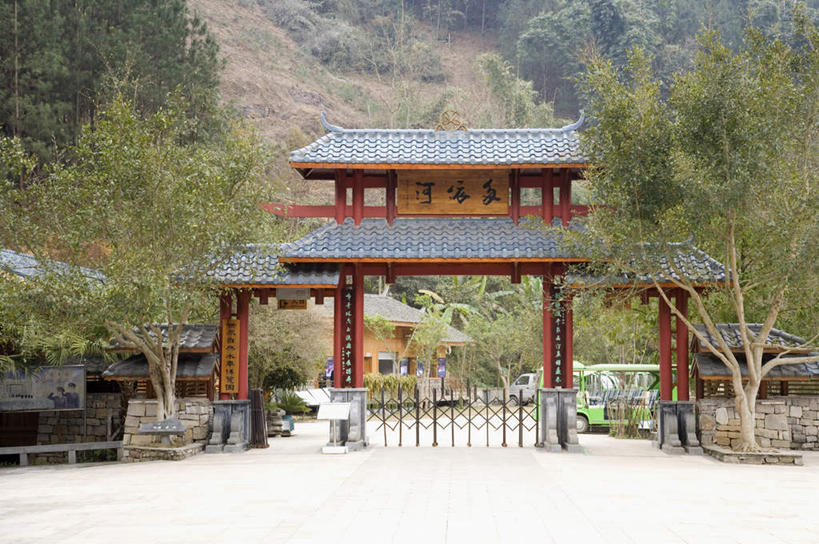 无人,横图,室外,白天,正面,旅游,度假,石头,美景,森林,山,山脉,树林,植物,门,建筑,雕塑,中国,亚洲,艺术,装饰,标志,雕刻,牌匾,石子,瓦片,文字,字符,屋顶,景观,山峰,山峦,顶棚,瓦,文化,娱乐,标识,云南,树,树木,绿色,自然,工艺品,门框,群山,享受,休闲,汉字,景色,放松,建造,生长,成长,纪念,美术,中文,自然风光,主题,陈列,东亚,屋瓦,罗平,云南省,多依河,曲靖市,曲靖,罗平县,中华人民共和国,西南地区,功能,美学,国文,华文,滇,石块,岩石,彩图,多依河风景区