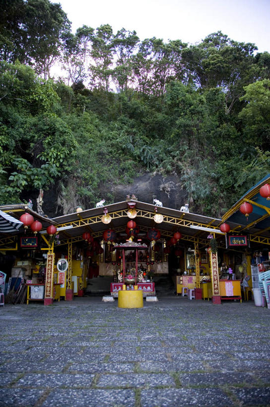 无人,竖图,室外,白天,正面,旅游,度假,石头,美景,森林,山,山脉,树林,植物,照明,香港,中国,亚洲,吊挂,悬挂,灯笼,石子,纸灯笼,景观,山峰,山峦,挂,娱乐,树,树木,蓝色,绿色,蓝天,天空,自然,灯具,群山,天,享受,休闲,景色,放松,生长,晴朗,成长,照亮,港,照明设备,自然风光,东亚,新界,万里无云,香港特别行政区,港澳台,中华人民共和国,荃湾,石块,岩石,晴空,晴空万里,彩图,乾元洞