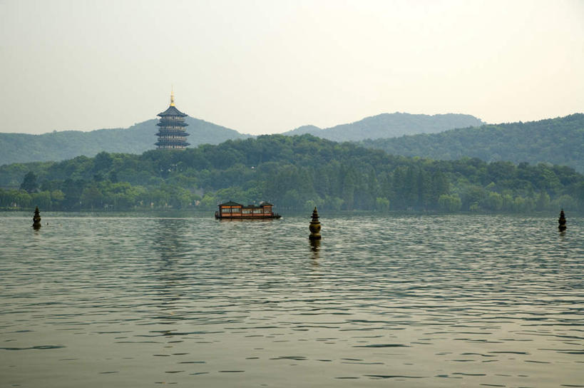 无人,寺庙,横图,室外,白天,正面,旅游,度假,湖,湖泊,石头,美景,森林,山,山脉,树林,水,植物,标志建筑,地标,建筑,船,中国,亚洲,石子,湖面,景观,山顶,山峰,水流,水面,塔,木船,山峦,娱乐,建设,浙江,宝塔,树,树木,浙江省,绿色,自然,庙宇,交通工具,湖水,群山,享受,休闲,旅游胜地,景色,放松,生长,成长,杭州,舟,自然风光,载具,东亚,沉积岩,杭州市,中华人民共和国,华东地区,省会,浙,颠峰,极峰,浮图,浮屠,水成岩,西湖区,石块,岩石,彩图,庙,寺,三潭印月,西湖十景