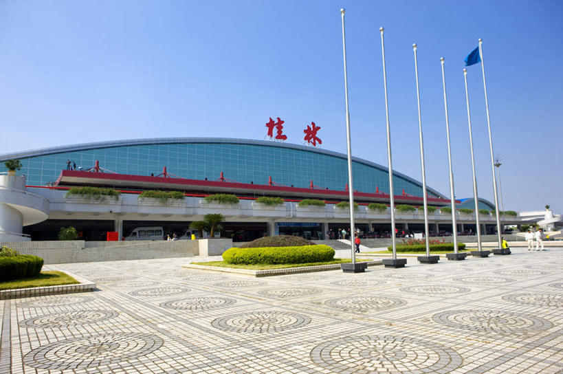 无人,机场,横图,室外,白天,仰视,度假,美景,植物,城市风光,城市,飞机场,旗帜,桂林,中国,亚洲,一排,阴影,环保,整齐,光线,标志,旗杆,文字,影子,字符,景观,防护,娱乐,标识,旗子,树,树木,排列,蓝色,绿色,蓝天,天空,阳光,自然,天,享受,休闲,汉字,景色,放松,生长,晴朗,成长,广西,队列,美好,美妙,中文,间隔,东亚,万里无云,广西壮族自治区,中华人民共和国,桂林市,桂,华南地区,美观,雅观,国文,华文,旌旗,旗号,绿篱,生篱,树篱,植篱,航空站,空港,晴空,晴空万里,彩图,低角度拍摄,桂林两江国际机场