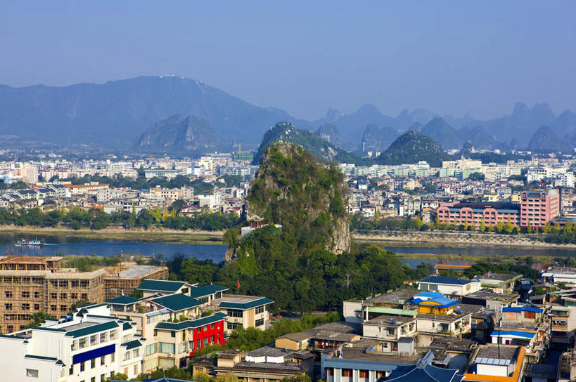 无人,家,横图,俯视,室外,白天,度假,河流,石头,美景,山,山脉,水,植物,城市风光,城市,桂林,中国,亚洲,阴影,光线,石子,影子,房屋,屋子,河水,景观,山顶,山峰,水流,公寓,山峦,娱乐,洋房,楼房,住宅,树,树木,蓝色,绿色,蓝天,天空,阳光,自然,群山,天,享受,休闲,景色,放松,生长,晴朗,成长,广西,东亚,沉积岩,万里无云,广西壮族自治区,中华人民共和国,桂林市,桂,华南地区,颠峰,极峰,水成岩,石块,岩石,晴空,晴空万里,彩图,高角度拍摄,房子,独秀峰,桂林王城,靖江王城,靖江王府