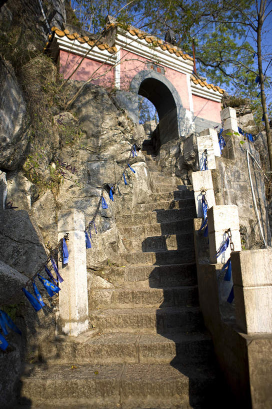 无人,栏杆,竖图,室外,白天,仰视,旅游,度假,石头,美景,名胜古迹,山,山脉,植物,楼梯,门,标志建筑,地标,建筑,雕塑,桂林,中国,亚洲,阴影,遗迹,艺术,装饰,光线,标志,雕刻,扶手,牌匾,石子,文字,影子,字符,阶梯,景观,山顶,山峰,拱门,山峦,古迹,文化,文物,娱乐,标识,建设,古建筑,护栏,台阶,树,树木,蓝色,绿色,蓝天,天空,阳光,自然,工艺品,门框,群山,天,享受,休闲,汉字,旅游胜地,景色,放松,生长,晴朗,成长,纪念,广西,美术,中文,自然风光,主题,陈列,古文明,东亚,沉积岩,万里无云,广西壮族自治区,中华人民共和国,桂林市,桂,华南地区,功能,美学,国文,华文,颠峰,极峰,水成岩,石块,岩石,晴空,晴空万里,彩图,低角度拍摄,独秀峰,桂林王城,靖江王城,靖江王府