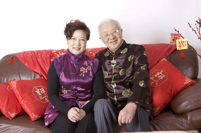 东方人,老年人,两个人,家庭,夫妻,客厅,坐,笑,微笑,露齿笑,横图,室内,白天,正面,民族服装,爱情,靠垫,沙发,亚洲,服装,眼镜,墙,靠枕,浪漫,注视,黄种人,墙壁,墙面,衣服,红色,白色,垫子,枕头,观察,看,温暖,温馨,一家人,恩爱,恋人,服饰,观看,老花镜,和睦,察看,起居室,衣着,穿着,关注,衣饰,客堂,远视眼镜,老年男性,老年女性,男人,男性,女人,女性,亚洲人,夫妇,情侣,坐着,半身,彩图,传统服装,民俗服,伴侣,唐装,融洽,皮沙发