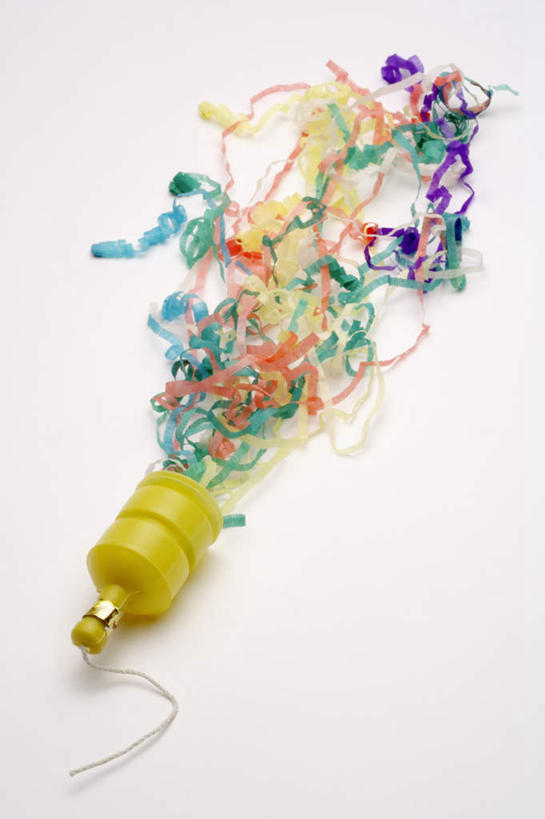 无人,竖图,俯视,彩色,室内,特写,白天,白色背景,爆炸,桌面,桌子,静物,阴影,庆祝,装饰,反射,木制,影子,木制品,摄影,影棚,五颜六色,华丽,修饰,庆贺,色彩斑斓,点缀,祝贺,拉炮,五彩缤纷,衬托,美观,雅致,雅观,五彩斑斓,五光十色,彩图,高角度拍摄,影棚拍摄,拍摄,圣诞拉炮