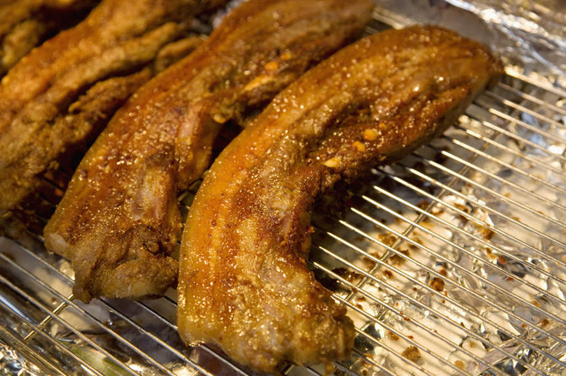 无人,横图,俯视,室内,特写,白天,烧烤,一排,阴影,朦胧,模糊,整齐,反射,影子,肉,烤架,烤肉,猪肉,肉类,排列,铁架,四块,队列,肉食,豚肉,彩图,高角度拍摄