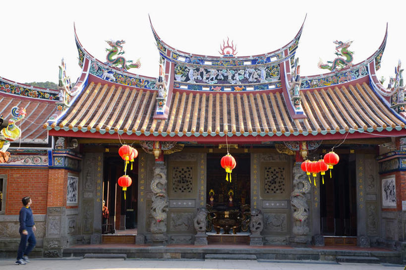 东方人,一个人,寺庙,走,横图,室外,白天,侧面,旅游,度假,名胜古迹,植物,标志建筑,地标,建筑,照明,台湾,中国,亚洲,仅一个年轻女性,仅一个女性,仅一个人,服装,节日,遗迹,灯笼,纸灯笼,燃烧,休闲装,黄种人,古迹,文化,文物,娱乐,建设,古建筑,树,树木,衣服,绿色,自然,香火,灯具,庙宇,祈祷,享受,休闲,健康,休闲服,旅游胜地,放松,许愿,宗教,服饰,信仰,生长,成长,纪念,祈求,照亮,照明设备,古文明,东亚,港澳台,中华人民共和国,台湾省,新竹,新竹市,平安,年轻女性,女人,女性,亚洲人,步行,散步,走路,彩图,全身,庙,寺,台