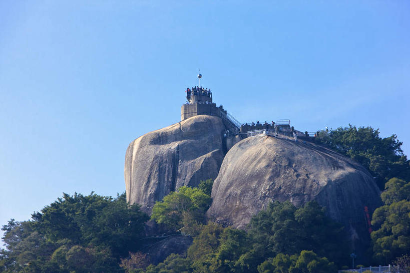 无人,横图,室外,白天,仰视,旅游,度假,石头,美景,山,山脉,植物,鼓浪屿,中国,亚洲,阴影,光线,石子,影子,景观,山峰,山峦,娱乐,厦门,树,树木,蓝色,绿色,蓝天,天空,阳光,自然,群山,天,享受,休闲,景色,放松,生长,晴朗,成长,自然风光,福建,东亚,福建省,厦门市,日光岩,万里无云,中华人民共和国,华东地区,闽,石块,岩石,晴空,晴空万里,彩图,低角度拍摄,晃岩,思明区,岩仔山