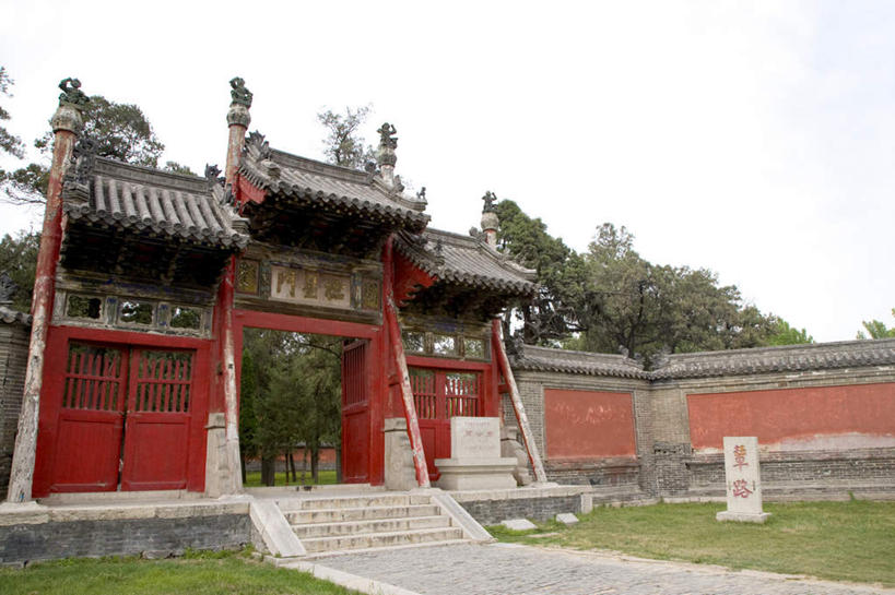 无人,寺庙,横图,室外,白天,仰视,旅游,度假,草地,草坪,名胜古迹,植物,标志建筑,地标,建筑,雕塑,中国,亚洲,阴影,节日,遗迹,艺术,装饰,光线,标志,雕刻,雕像,牌匾,文字,影子,字符,古迹,文化,文物,娱乐,标识,建设,古建筑,山东,石雕,石刻,草,树,树木,蓝色,绿色,蓝天,天空,阳光,自然,石碑,工艺品,庙宇,天,祈祷,享受,休闲,健康,汉字,旅游胜地,放松,许愿,宗教,佛教,信仰,生长,晴朗,成长,纪念,祈求,美术,中文,主题,陈列,古文明,东亚,曲阜,曲阜市,山东省,万里无云,中华人民共和国,华东地区,功能,美学,国文,华文,鲁,释教,平安,晴空,晴空万里,彩图,低角度拍摄,庙,寺,文宪王庙,元圣庙,周公庙