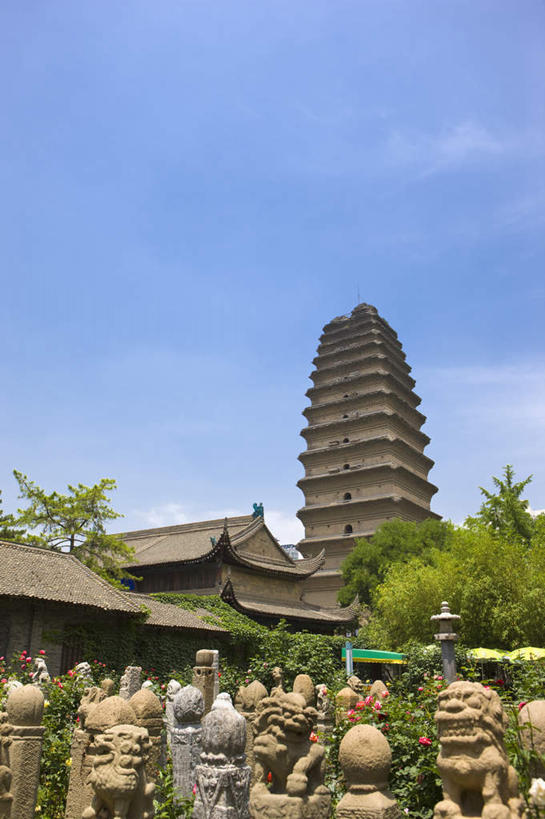 无人,寺庙,竖图,室外,白天,仰视,旅游,度假,名胜古迹,标志建筑,地标,建筑,西安,中国,亚洲,节日,遗迹,云,云朵,塔,云彩,古迹,文化,文物,娱乐,建设,古建筑,宝塔,蓝色,白云,蓝天,天空,阳光,庙宇,天,祈祷,享受,休闲,健康,旅游胜地,放松,许愿,宗教,佛教,信仰,晴朗,纪念,祈求,古文明,东亚,陕西,陕西省,西安市,小雁塔,中华人民共和国,省会,西北地区,陕,释教,浮图,浮屠,平安,晴空,彩图,低角度拍摄,庙,寺,荐福寺