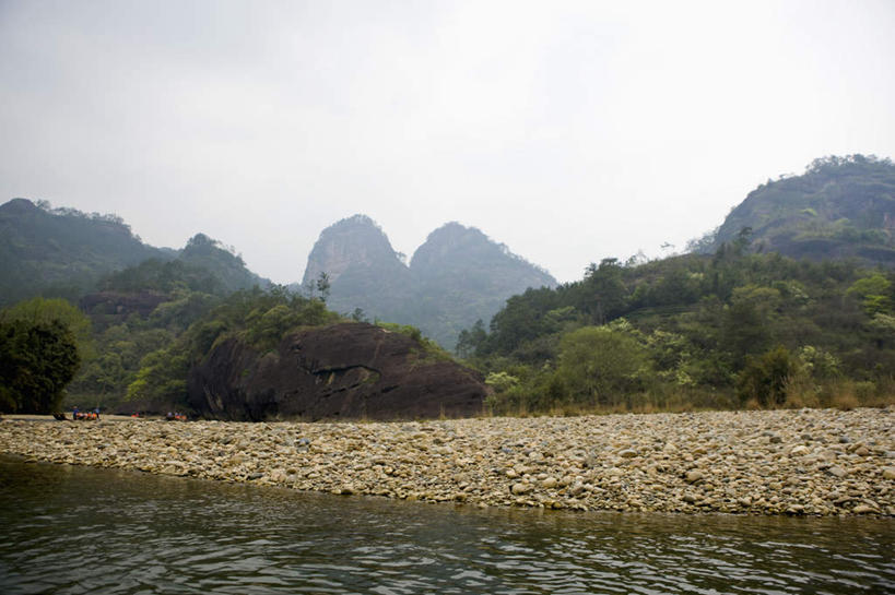 无人,横图,室外,白天,正面,旅游,度假,河流,美景,沙滩,山,山脉,树林,水,植物,武夷山,中国,亚洲,阴影,光线,沙子,影子,河岸,河水,河滩,景观,山峰,水流,沙地,山峦,娱乐,树,树木,蓝色,绿色,蓝天,天空,阳光,自然,群山,天,享受,休闲,景色,放松,生长,晴朗,成长,自然风光,福建,东亚,福建省,万里无云,中华人民共和国,华东地区,闽,晴空,晴空万里,彩图,碧水丹山,福建第一名山,奇秀甲东南,武夷山市