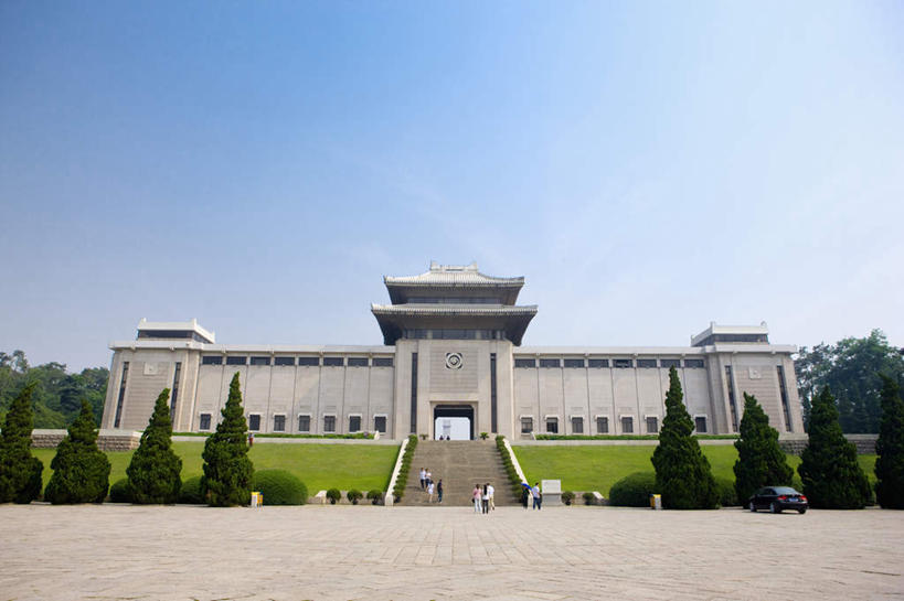 无人,栏杆,横图,室外,白天,仰视,旅游,度假,草地,草坪,名胜古迹,植物,楼梯,标志建筑,地标,建筑,南京,中国,亚洲,阴影,遗迹,光线,扶手,影子,阶梯,古迹,文物,娱乐,建设,古建筑,江苏,护栏,台阶,草,树,树木,蓝色,绿色,蓝天,天空,阳光,自然,天,享受,休闲,墓地,旅游胜地,放松,生长,晴朗,成长,坟墓,陵墓,坟场,古文明,东亚,江苏省,南京市,雨花台,万里无云,中华人民共和国,华东地区,苏,省会,石头城,晴空,晴空万里,彩图,低角度拍摄,雨花台烈士陵园
