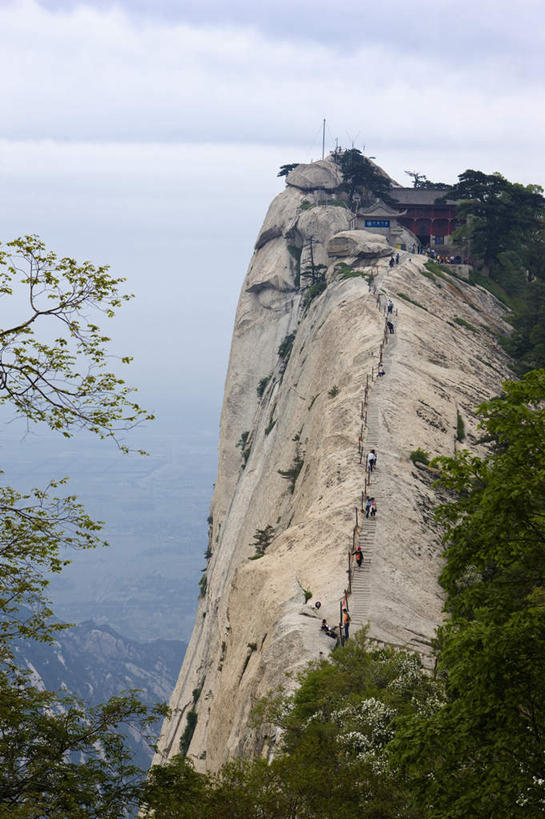 无人,竖图,室外,白天,正面,旅游,度假,华山,石头,美景,山,山脉,树林,植物,中国,亚洲,阴影,光线,石子,影子,景观,山峰,云,云朵,山峦,云彩,娱乐,树,树木,蓝色,绿色,白云,蓝天,天空,阳光,自然,群山,天,享受,休闲,景色,放松,生长,晴朗,成长,自然风光,东亚,陕西,陕西省,中华人民共和国,西北地区,陕,渭南,渭南市,奇险天下第一山,西岳,西岳华山,石块,岩石,晴空,彩图,五岳之一