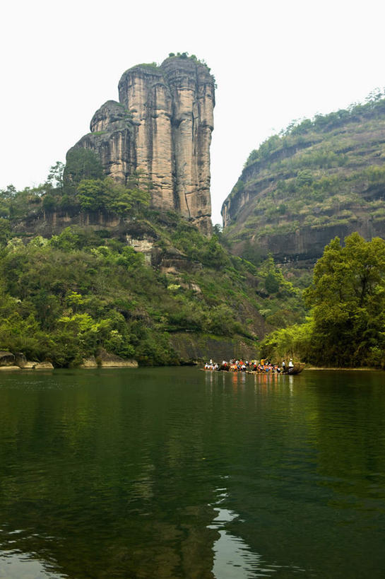 无人,竖图,室外,白天,正面,旅游,度假,石头,美景,山,山脉,树林,植物,船,武夷山,中国,亚洲,阴影,光线,纹路,石子,纹理,影子,景观,山峰,木船,山峦,两艘,娱乐,树,树木,蓝色,绿色,蓝天,天空,阳光,自然,交通工具,群山,天,享受,休闲,景色,放松,生长,晴朗,成长,舟,自然风光,载具,福建,东亚,福建省,万里无云,肌理,中华人民共和国,华东地区,闽,石块,岩石,晴空,晴空万里,彩图,碧水丹山,福建第一名山,奇秀甲东南,武夷山市