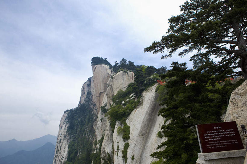 无人,横图,室外,白天,仰视,旅游,度假,华山,石头,美景,山,山脉,植物,指示牌,松树,中国,亚洲,阴影,光线,标志,石子,文字,影子,景观,山峰,云,云朵,山峦,云彩,娱乐,标识,树,树木,蓝色,绿色,白云,蓝天,天空,阳光,自然,群山,天,享受,休闲,景色,放松,生长,晴朗,成长,自然风光,坚定,东亚,陕西,陕西省,中华人民共和国,长寿,贞洁,西北地区,陕,渭南,渭南市,奇险天下第一山,西岳,西岳华山,石块,岩石,晴空,彩图,低角度拍摄,五岳之一