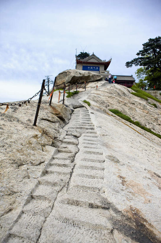 无人,栏杆,竖图,室外,白天,正面,旅游,度假,华山,石头,美景,山,山脉,植物,中国,亚洲,阴影,光线,扶手,石子,影子,景观,山峰,云,云朵,山峦,云彩,娱乐,护栏,树,树木,蓝色,绿色,白云,蓝天,天空,阳光,自然,群山,天,享受,休闲,景色,放松,生长,晴朗,成长,自然风光,东亚,陕西,陕西省,中华人民共和国,西北地区,陕,渭南,渭南市,奇险天下第一山,西岳,西岳华山,石块,晴空,彩图,五岳之一