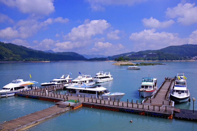 无人,码头,横图,室外,白天,正面,旅游,度假,湖,湖泊,美景,山,山脉,水,港口,船,日月潭,台湾,中国,亚洲,阴影,光线,影子,湖面,景观,山峰,水流,水面,云,云朵,游艇,山峦,云彩,娱乐,蓝色,白云,蓝天,天空,阳光,自然,交通工具,湖水,群山,天,享受,休闲,景色,放松,晴朗,自然风光,载具,东亚,南投县,鱼池乡,港澳台,中华人民共和国,台湾省,南投,日月潭国家风景区,晴空,彩图,摆渡口,埠头,渡口,渡头,港湾,海港,货运码头,口岸,商港,台