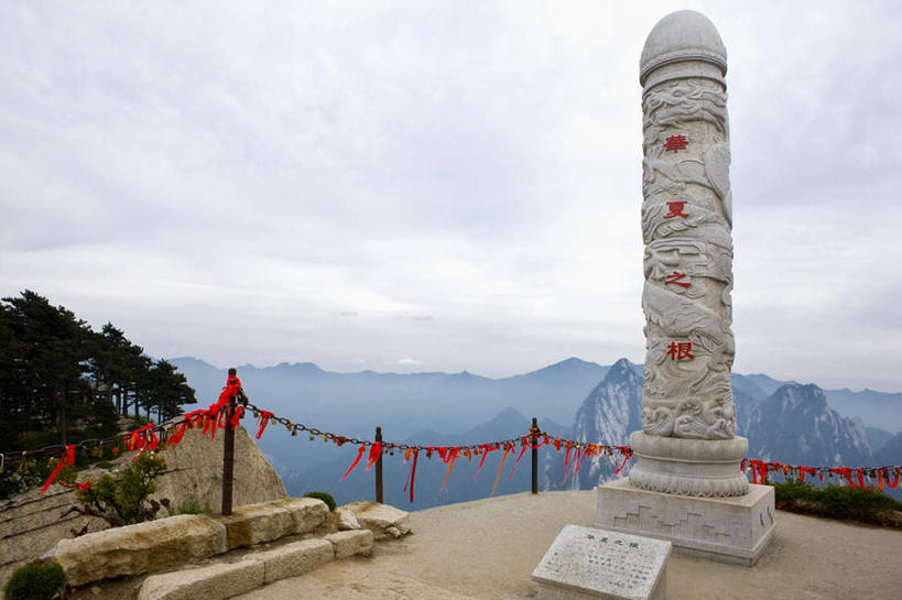 无人,栏杆,横图,室外,白天,正面,旅游,度假,安全,华山,美景,山,山脉,树林,植物,标志建筑,地标,建筑,雕塑,中国,亚洲,阴影,艺术,装饰,光线,标志,雕刻,雕像,文字,影子,字符,景观,山峰,云,云朵,建筑群,围栏,防护,山峦,云彩,娱乐,标识,建设,护栏,石雕,锁,树,树木,蓝色,绿色,白云,蓝天,天空,阳光,自然,工艺品,群山,天,享受,休闲,汉字,景色,放松,生长,晴朗,成长,纪念,保护,美术,挂锁,中文,自然风光,主题,保险,私密,陈列,东亚,陕西,陕西省,中华人民共和国,功能,美学,保全,周全,安稳,安定,防盗,国文,华文,西北地区,陕,渭南,渭南市,平安,奇险天下第一山,西岳,西岳华山,晴空,彩图,五岳之一