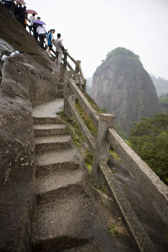 无人,栏杆,竖图,室外,白天,正面,旅游,度假,石头,美景,山,山脉,植物,雾,楼梯,武夷山,中国,亚洲,朦胧,模糊,扶手,石子,阶梯,景观,山峰,山峦,娱乐,护栏,台阶,树,树木,绿色,自然,群山,享受,休闲,景色,放松,生长,成长,迷雾,自然风光,福建,东亚,福建省,中华人民共和国,华东地区,闽,石块,岩石,大雾,彩图,虎啸岩,虎啸岩风景区,灵岩,武夷山市