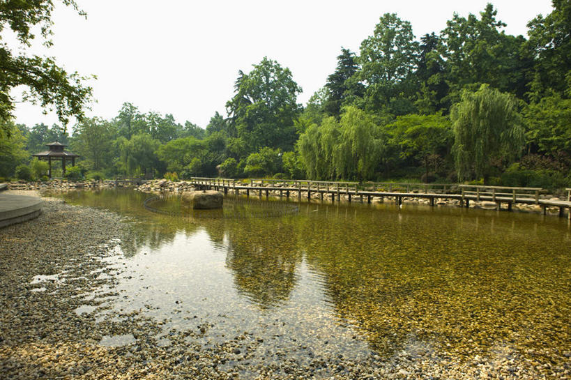 无人,横图,室外,白天,正面,旅游,度假,河流,美景,树林,水,植物,南京,中国,亚洲,阴影,光线,影子,河水,景观,水流,娱乐,江苏,树,树木,蓝色,绿色,蓝天,天空,阳光,自然,天,享受,休闲,景色,放松,生长,晴朗,成长,自然风光,东亚,江苏省,南京市,雨花台,万里无云,中华人民共和国,华东地区,苏,省会,石头城,晴空,晴空万里,彩图