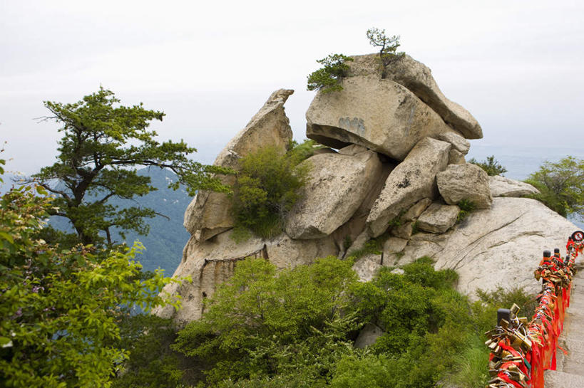 无人,栏杆,横图,室外,白天,正面,旅游,度假,安全,华山,石头,美景,山,山脉,植物,松树,中国,亚洲,阴影,光线,扶手,石子,丝绸,丝带,影子,景观,山峰,缎带,防护,山峦,娱乐,护栏,绸带,锁,树,树木,蓝色,绿色,蓝天,天空,阳光,自然,群山,天,享受,休闲,景色,放松,生长,晴朗,成长,保护,挂锁,自然风光,坚定,保险,私密,东亚,陕西,陕西省,万里无云,中华人民共和国,保全,周全,安稳,安定,防盗,长寿,贞洁,西北地区,陕,渭南,渭南市,平安,奇险天下第一山,西岳,西岳华山,石块,岩石,晴空,晴空万里,彩图,五岳之一