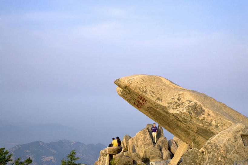 无人,横图,室外,白天,正面,旅游,度假,石头,美景,山,山脉,植物,泰山,中国,亚洲,阴影,光线,石子,影子,景观,山峰,云,云朵,山峦,云彩,娱乐,山东,树,树木,蓝色,绿色,白云,蓝天,天空,阳光,自然,群山,天,享受,休闲,景色,放松,生长,晴朗,成长,自然风光,东亚,山东省,中华人民共和国,华东地区,鲁,岱山,岱宗,东岳,中国五岳之首,石块,岩石,晴空,彩图