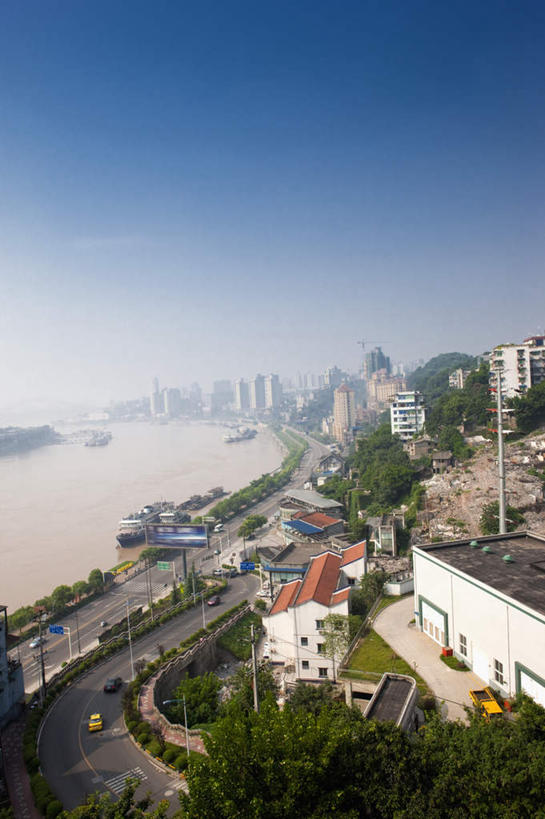 无人,家,高楼大厦,竖图,室外,白天,正面,度假,河流,美景,水,植物,城市风光,城市,大厦,道路,建筑,路,摩天大楼,公路,汽车,重庆,中国,亚洲,阴影,光线,影子,房屋,屋子,河水,景观,水流,分界线,停车线,交通,娱乐,楼房,住宅,车,树,树木,蓝色,绿色,蓝天,天空,阳光,自然,交通工具,轿车,天,享受,休闲,景色,放松,生长,晴朗,成长,车行道,车行道分界线,载具,标线,长江,东亚,车行线,万里无云,嘉陵江,洪崖洞,中华人民共和国,西南地区,重庆市,渝,晴空,晴空万里,马路,彩图,房子,大楼,高层建筑,高楼,摩天楼