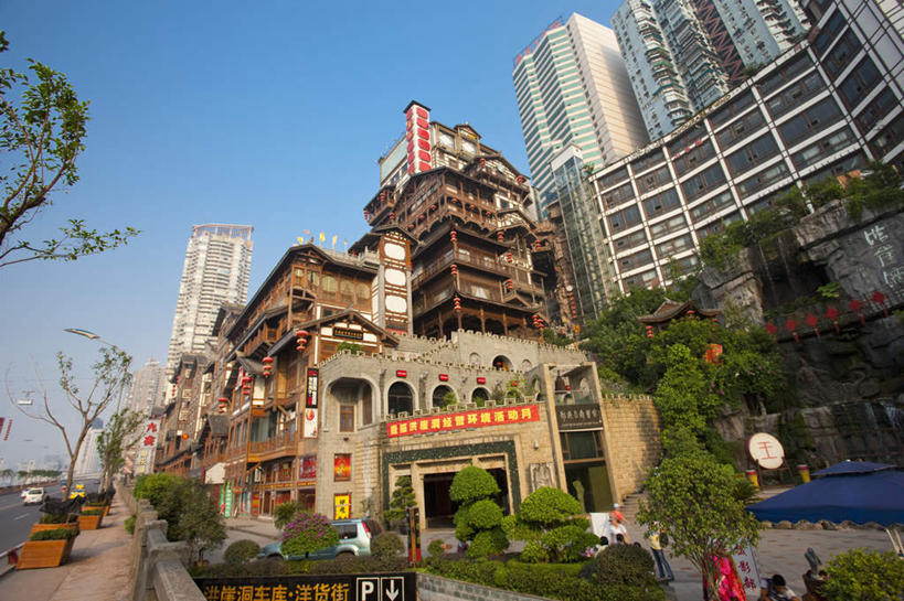 东方人,高楼大厦,站,坐,横图,室外,白天,仰视,度假,美景,植物,城市风光,城市,大厦,道路,建筑,路,摩天大楼,公路,重庆,中国,亚洲,行人,游客,游人,阴影,服装,光线,影子,景观,建筑群,交通,许多人,注视,休闲装,黄种人,娱乐,建设,路人,旅客,树,树木,衣服,蓝色,绿色,蓝天,天空,阳光,自然,天,观察,看,站着,一群人,享受,休闲,休闲服,景色,放松,服饰,生长,晴朗,成长,观看,察看,关注,长江,东亚,万里无云,嘉陵江,洪崖洞,洋人街,中华人民共和国,西南地区,重庆市,渝,过客,男人,男性,女人,女性,中年男性,中年女性,亚洲人,晴空,晴空万里,马路,站立,坐着,半身,彩图,低角度拍摄,大楼,高层建筑,高楼,摩天楼