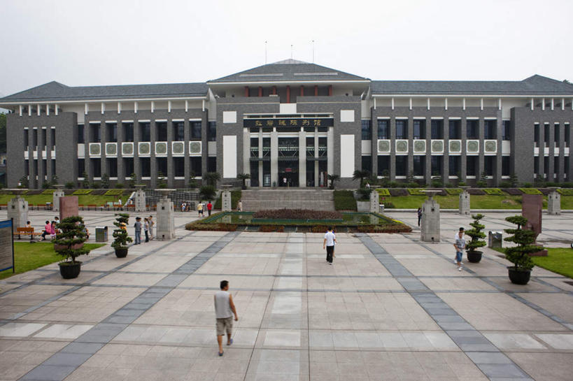 东方人,博物馆,栏杆,站,走,横图,室外,白天,旅游,度假,花海,花圃,植物,窗户,标志建筑,地标,建筑,叶子,重庆,中国,亚洲,一排,许多,行人,游客,游人,服装,研究,整齐,盛开,围栏,许多人,教育,花蕾,休闲装,黄种人,娱乐,建设,护栏,路人,旅客,玻璃窗,花,花瓣,花朵,花卉,鲜花,排列,背面,衣服,绿色,花丛,花束,花田,花苞,花蕊,站着,一群人,享受,休闲,休闲服,旅游胜地,放松,服饰,展览,队列,欣赏,陈列,东亚,中华人民共和国,西南地区,重庆市,渝,沙坪坝区,典藏,过客,男人,男性,女人,女性,中年男性,中年女性,亚洲人,步行,散步,站立,走路,彩图,全身,歌乐山镇,歌乐山风景名胜区